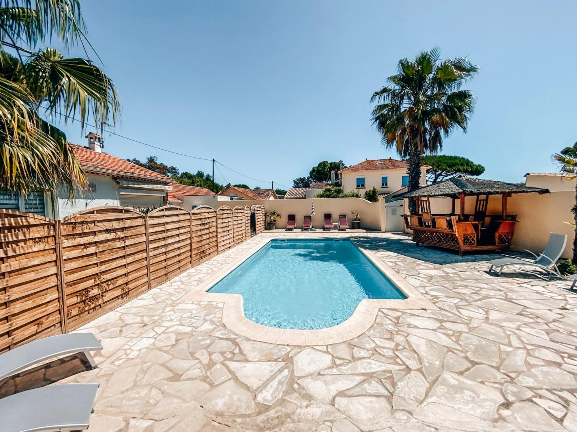 Reve D'Azur En Bord De Mer A La Nartelle Avec Piscine Dans La Residence, Terrasse, Bbq, 2 Chambres 2 Sdb Logement De 35M2 Draps Inclus Сен Максим Екстериор снимка
